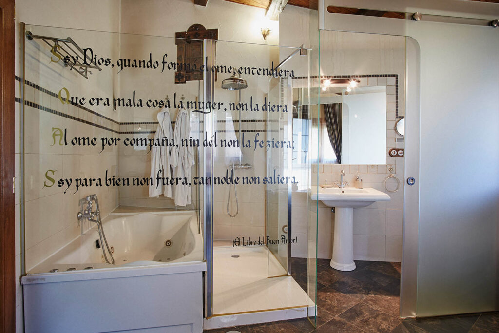 Jacuzzi para 2 personas en la Casa Rural Cucu, alojamiento romántico en Gredos