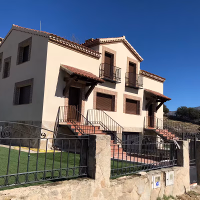 Jardín privado con barbacoa en Las Viñas II, alojamiento rural en Gredos