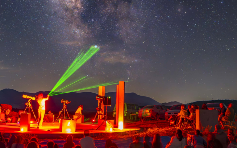 observación astronómica en la Sierra de Gredos durante una escapada rural.