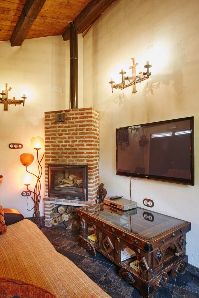 Salón con chimenea en la Casa Rural Cucu, casa rural en el Valle del Alberche